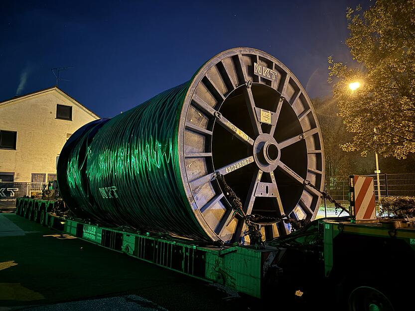 Eine 100 Tonnen schwere Kabeltrommel wurde in der Nacht auf Mittwoch transportiert. Eine 100 Tonnen schwere Kabeltrommel wurde in der Nacht auf Mittwoch transportiert.
