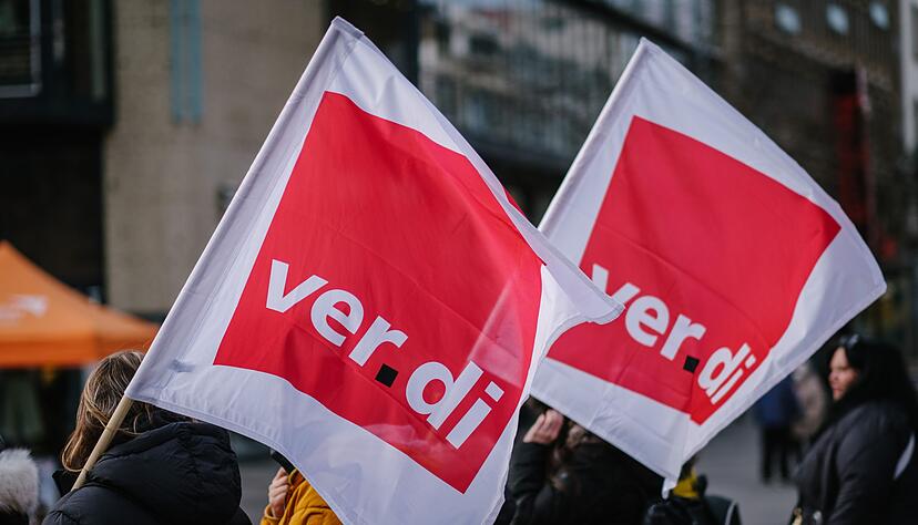 Verdi-Fahnen w&auml;hrend einer Demonstration.