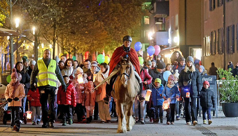 Unter dem Motto „Ross und Reiter“ ziehen Groß und Klein durch Heilbronn. Unter dem Motto „Ross und Reiter“ ziehen Groß und Klein durch Heilbronn.