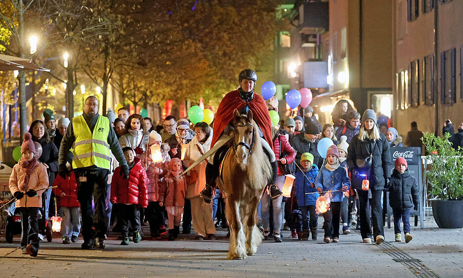 Unter dem Motto „Ross und Reiter“ ziehen Groß und Klein durch Heilbronn. Unter dem Motto „Ross und Reiter“ ziehen Groß und Klein durch Heilbronn.