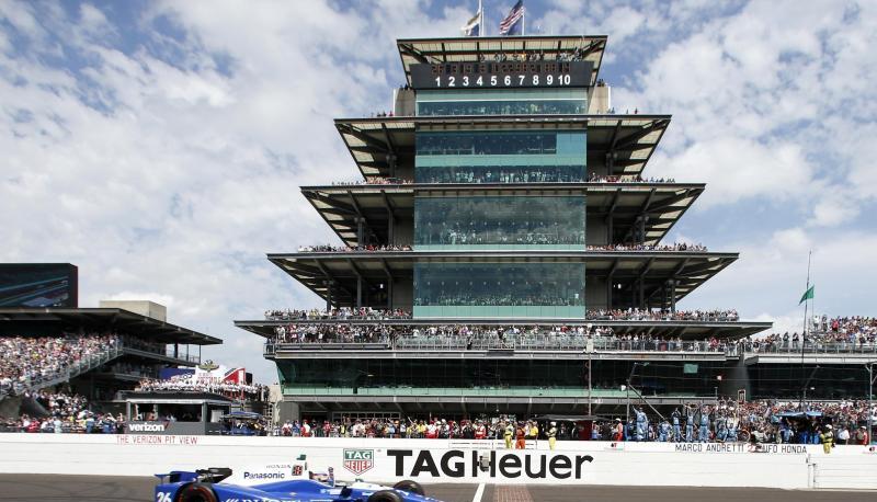 Der Japaner Takuma Sato fuhr 2017 als Indy500-Sieger über die Ziegelstein-Ziellinie. Der Japaner Takuma Sato fuhr 2017 als Indy500-Sieger über die Ziegelstein-Ziellinie.