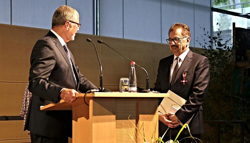 Landrat Piepenburg (links) verlieh dem scheidenden Bürgermeister von Hardthausen, Harry Brunnet das Bundesverdienstkreuz. Foto: Dennis Mugler