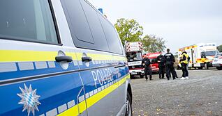Einsatzkräfte der Polizei vor der Alexander-von-Humboldt-Realschule in Bayreuth.