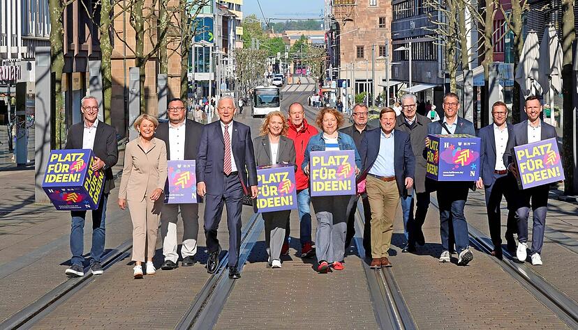 Geballte Kraft: Verwaltungsspitze und Stadtrat wollen mit dem neuen Innenstadtkonzept eine Aufbruchstimmung in Heilbronn erzeugen. Das Zukunftskonzept soll am 8. Mai verabschiedet und bis Ende 2026 umgesetzt werden. Geballte Kraft: Verwaltungsspitze und Stadtrat wollen mit dem neuen Innenstadtkonzept eine Aufbruchstimmung in Heilbronn erzeugen. Das Zukunftskonzept soll am 8. Mai verabschiedet und bis Ende 2026 umgesetzt werden.