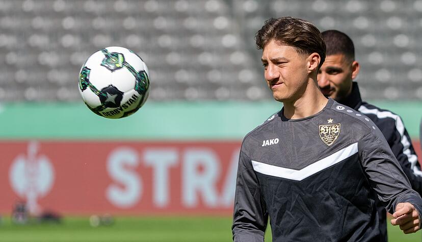 Mittelfeldstratege Angelo Stiller war nach seiner B&auml;nderverletzung beim Abschlusstraining des VfB Stuttgart im Berliner Olympiastadion dabei.