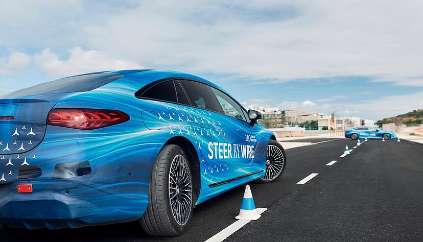 Revolutionäre Lenkung: Der Mercedes EQS erhält als erstes Modell der Marke die neue Steer-by-Wire-Technik, bei der Lenkvorgaben elektronisch statt mechanisch übertragen werden. Revolutionäre Lenkung: Der Mercedes EQS erhält als erstes Modell der Marke die neue Steer-by-Wire-Technik, bei der Lenkvorgaben elektronisch statt mechanisch übertragen werden.
