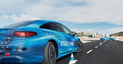 Revolution&auml;re Lenkung: Der Mercedes EQS erh&auml;lt als erstes Modell der Marke die neue Steer-by-Wire-Technik, bei der Lenkvorgaben elektronisch statt mechanisch &uuml;bertragen werden.