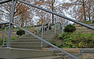 Bleibt bei Bürgern ein Kritikpunkt: die steile Treppe zum Friedhof Kirchhausen. Die Stadt überlegt, mit Schwellen als Schiebehilfe für Fahrräder nachzubessern. Bleibt bei Bürgern ein Kritikpunkt: die steile Treppe zum Friedhof Kirchhausen. Die Stadt überlegt, mit Schwellen als Schiebehilfe für Fahrräder nachzubessern.