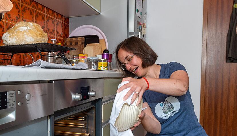Kathrin Bromberg backt für sich und ihre Familie regelmäßig Brot. Am liebsten geht sie dafür in ein Backhaus. Mit einem gusseisernen Topf erreicht sie aber auch im Elektro-Ofen eine ähnliche Atmosphäre.
Fotos: Mario Berger Kathrin Bromberg backt für sich und ihre Familie regelmäßig Brot. Am liebsten geht sie dafür in ein Backhaus. Mit einem gusseisernen Topf erreicht sie aber auch im Elektro-Ofen eine ähnliche Atmosphäre.
Fotos: Mario Berger