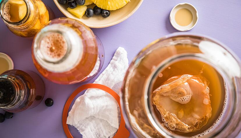 Ein kleines Feuerwerk an Aromen: Auch durch Fermentieren k&ouml;nnen komplexe Getr&auml;nke entstehen - etwa Kombucha.