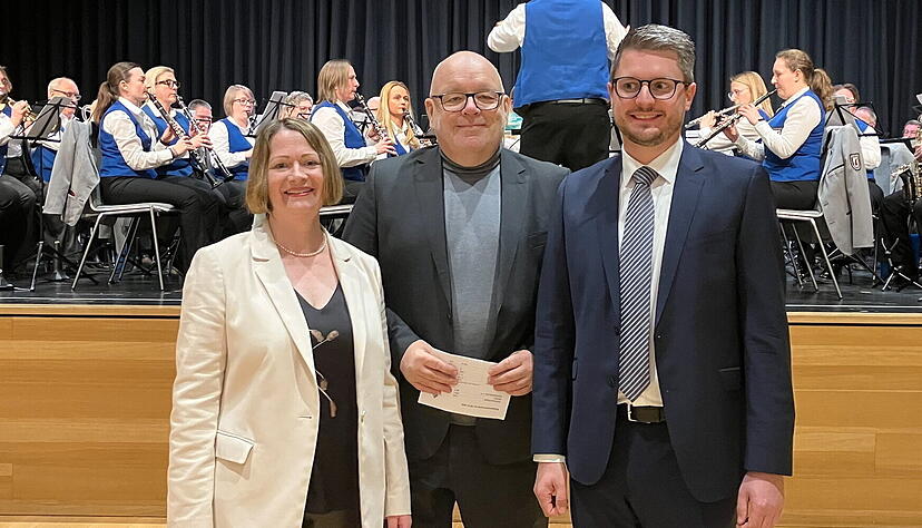 B&uuml;rgermeister Torsten Kunkel (Mitte) verk&uuml;ndet am Sonntagabend, dass Ina Krone und Jens M&uuml;ller in die Stichwahl gehen.