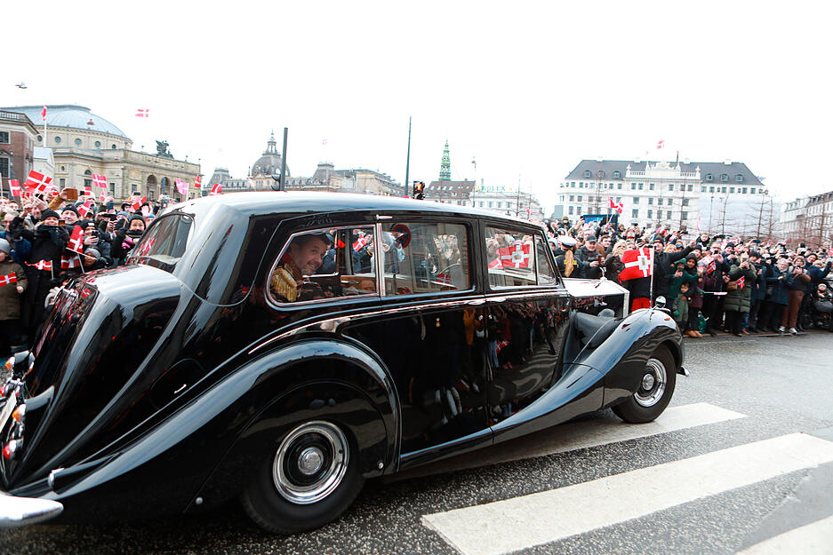 Kronprinz Frederik im Auto "Krone 1" begr&uuml;&szlig;t die Fans, w&auml;hrend der Fahrt von Schloss Amalienborg zum Schloss Christiansborg.