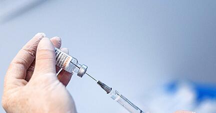 Höhere Impfquote dank Nuvaxovid, dem neuen Vakzin von Novavax? 1900 Dosen für 950 Personen, die zweifach geimpft werden, stehen im Hohenlohekreis bereit.
Foto: dpa Höhere Impfquote dank Nuvaxovid, dem neuen Vakzin von Novavax? 1900 Dosen für 950 Personen, die zweifach geimpft werden, stehen im Hohenlohekreis bereit.
Foto: dpa