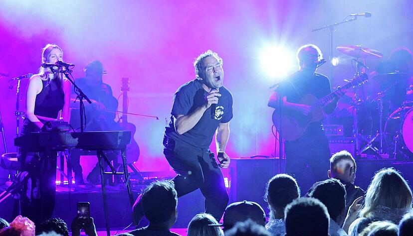 Immer in Bewegung: Indie-Popmusiker Bosse ist am Donnerstagabend Headliner beim Blacksheep-Festival und schnell auf Betriebstemperatur. Der Regen macht während des 90-minütigen Auftritts nur kurze Pausen.
