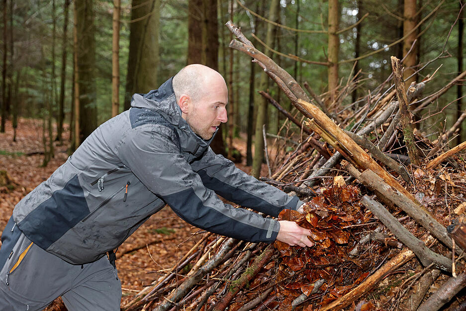 Er wei&szlig;, wie man einen Unterschlupf baut.