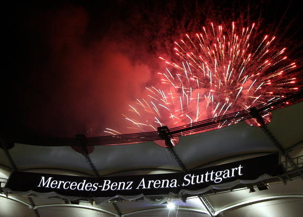 Zur Einweihung des neuen Namens Mercedes-Benz Arena Stuttgart wird am 30. Juli 2008 hinter dem beleuchteten Schriftzug nach dem Spiel gegen den FC Arsenal ein Feuerwerk gezündet. Zur Einweihung des neuen Namens Mercedes-Benz Arena Stuttgart wird am 30. Juli 2008 hinter dem beleuchteten Schriftzug nach dem Spiel gegen den FC Arsenal ein Feuerwerk gezündet.