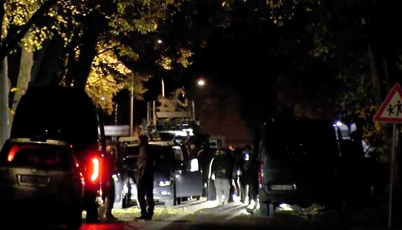 Einsatzkräfte der Polizei beim Abzug vom Einsatzort.