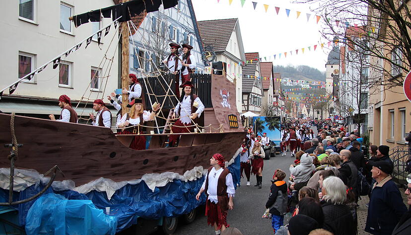 Umzug beim Fr&uuml;hjahrspferdemarkt in D&ouml;rzbach 2024.