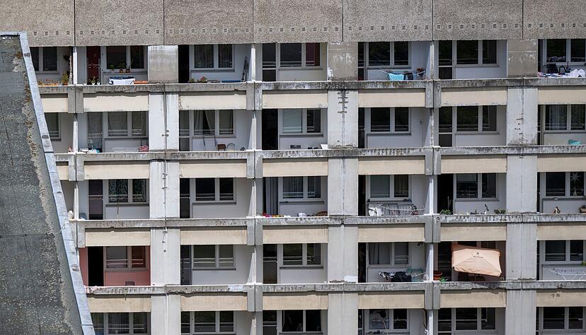 Ein ostdeutsches Klischee: Leben im Plattenbau. (Archivbild)