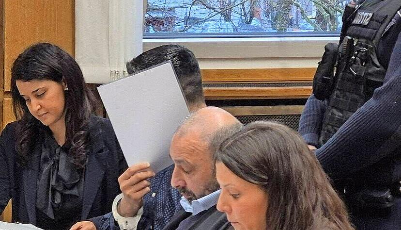 Wegen Betrugs bei theoretischen Fahrpr&uuml;fungen im gro&szlig;en Stil muss sich ein 29 Jahre alter Angeklagter aus G&uuml;tersloh vor dem Heilbronner Landgericht verantworten.