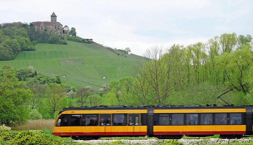 Zukunftsvision: Eine Stadtbahn im Bottwartal vor Burg Lichtenberg bei Oberstenfeld.