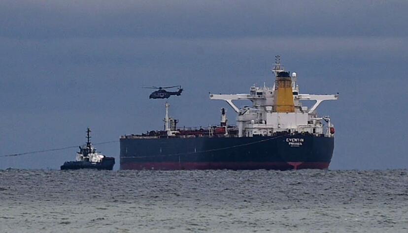 Die 24 Besatzungsmitglieder des Tankers &bdquo;Eventin&ldquo; werden nach Angaben des Wasserstra&szlig;en- und Schifffahrtsamts Ostsee versorgt.