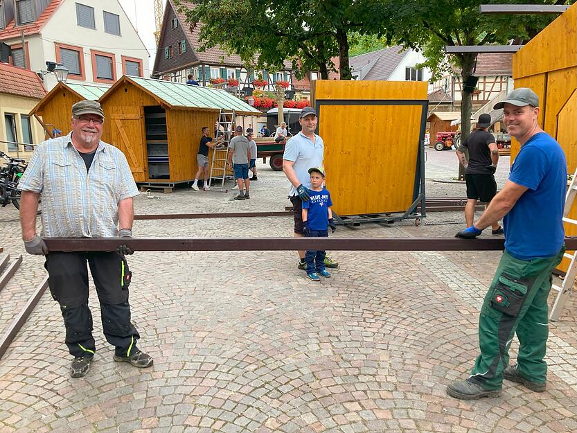 Letzte Handgriffe: Die Vorfreude ist den ehrenamtlichen Helfern schon anzumerken. Freitag um 18 Uhr geht es los.