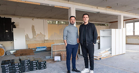 In der Oststraße hat die Hubix-Gruppe um die Geschäftsführer Burim Sopaj (links) und Marco Hummel mehrere Bestandsimmobilien gekauft. In dieser alten Druckerei entstehen viele kleine und sanierte Wohnungen. In der Oststraße hat die Hubix-Gruppe um die Geschäftsführer Burim Sopaj (links) und Marco Hummel mehrere Bestandsimmobilien gekauft. In dieser alten Druckerei entstehen viele kleine und sanierte Wohnungen.