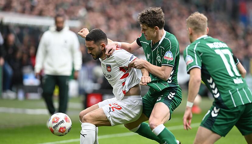 Abstiegskampf pur in Bremen - mit dem besseren Ende für Werder. Abstiegskampf pur in Bremen - mit dem besseren Ende für Werder.