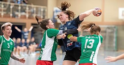 Zwar ausnahmsweise mal nicht in Manndeckung genommen, musste sich Svenja Mann (2.v.r.) jedes Tor hart erkämpfen.
Fotos: Andreas Veigel
