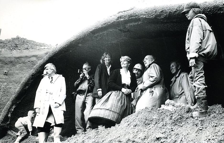 29. Mai 1987: Geschafft. Zum Tunneldurchschlag stehen in der Bildmitte Patin Hildegard Susset und rechts neben ihr der Weinsberger Bürgermeister Jürgen Klatte.