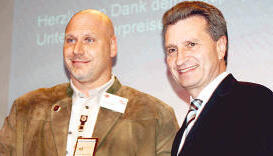 Ministerpr&auml;sident G&uuml;nther Oettinger und die Wirtschaftsjunioren zeichneten Andreas Hurter aus S&uuml;dbaden als &bdquo;Unternehmer des Jahres&ldquo; aus.
          Fotos: Henry Doll