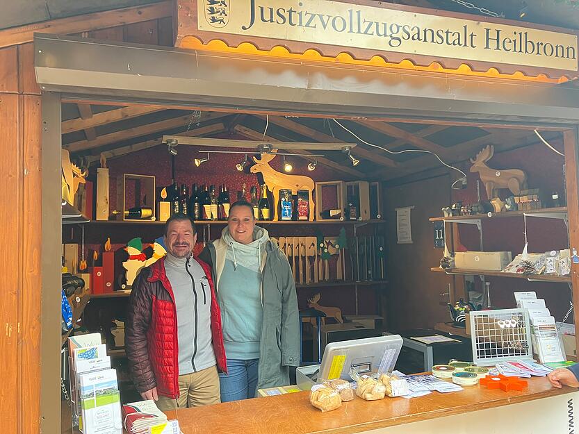 Auch die JVA Heilbronn betreibt eine Bude auf dem Heilbronner Weihnachtsmarkt. Auf dem Markplatz werden hier Plätzchen und andere Waren verkauft, die von Gefängnisinsassen hergestellt wurden.
