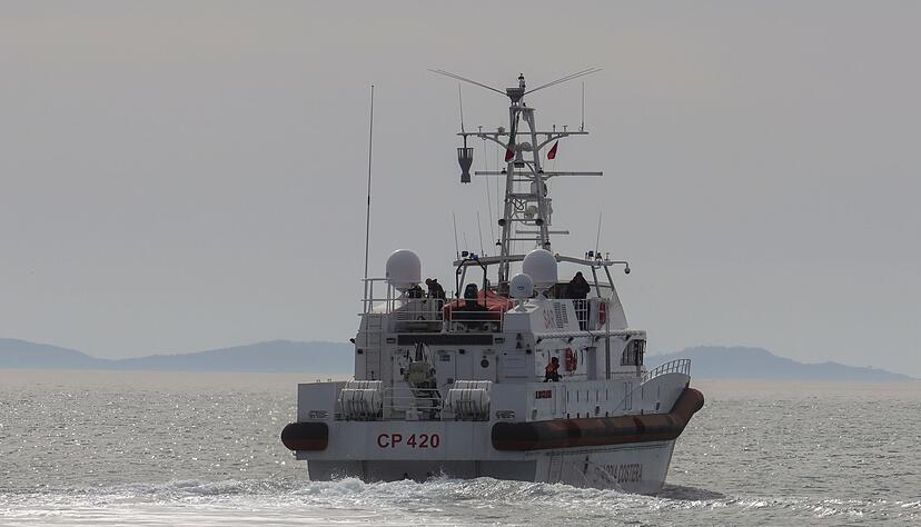 Ein Schiff der italienischen Küstenwache bringt eine Gruppe von 43 Migranten aus Albanien nach Italien. (Archivbild) Ein Schiff der italienischen Küstenwache bringt eine Gruppe von 43 Migranten aus Albanien nach Italien. (Archivbild)