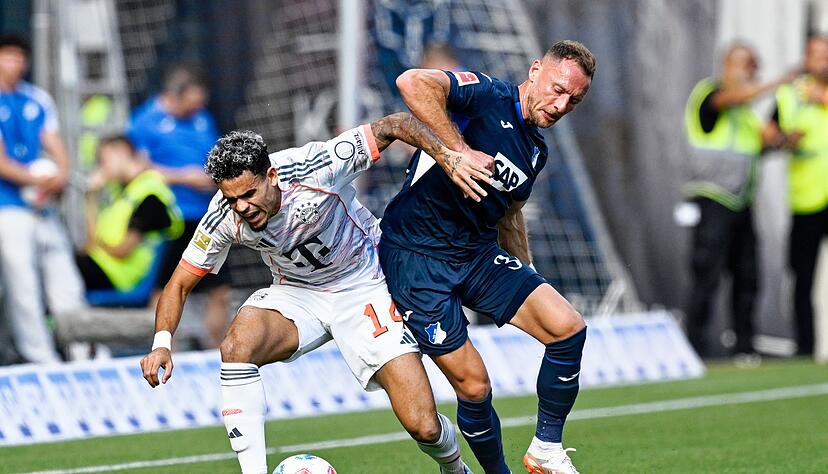 Kampf um den Ball: Diaz wird von Coufal bearbeitet.