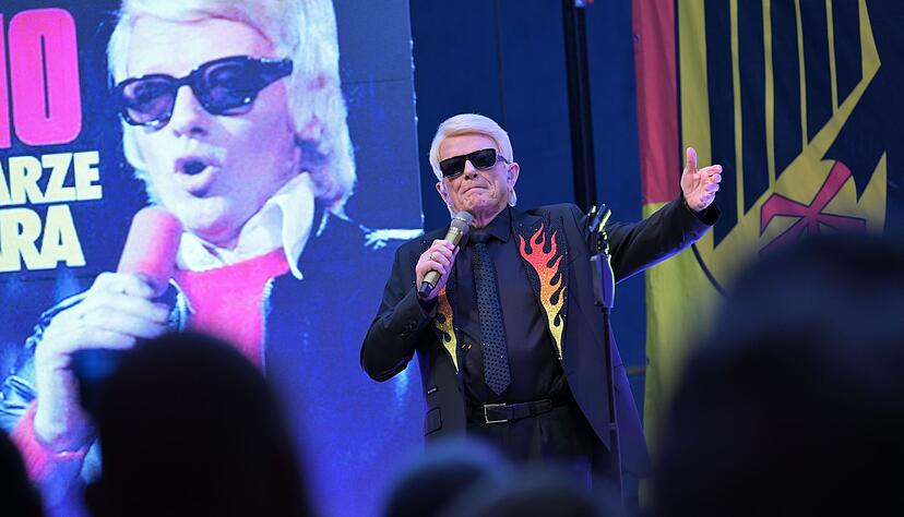 Heino wird bei seinem Zusatzkonzert aus Solidarit&auml;t mit einem Feuerwehrmann im brandenburgischen Bad Belzig bejubelt.