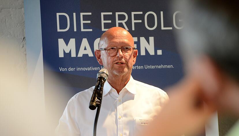 Wie sich der Zukunftsfonds strategisch neu ausrichten m&ouml;chte, erl&auml;utert Gesch&auml;ftsf&uuml;hrer Thomas Villinger beim Sommer-Empfang in der Alten Reederei.