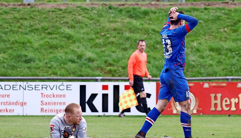 Nicht zu fassen: Gro&szlig;aspachs Torh&uuml;ter Maximilian Reule hat den Ball, Hollenbachs Benjamin Kurz rauft sich die Haare.
Foto: Marc Schmerbeck