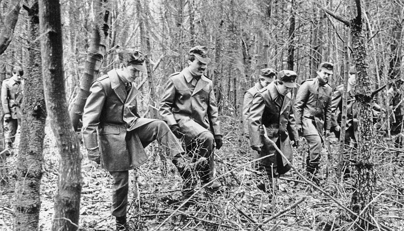 Dutzende Polizisten durchkämmen ein Waldgebiet bei Gundelsheim-Böttingen. In der Nähe fanden Waldarbeiter die Leiche von Christine Piller. Dutzende Polizisten durchkämmen ein Waldgebiet bei Gundelsheim-Böttingen. In der Nähe fanden Waldarbeiter die Leiche von Christine Piller.