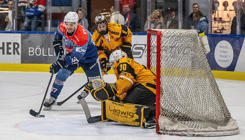 Frederik Cabana (links, hier gegen Füssen) muss eine Zwangspause einlegen. Frederik Cabana (links, hier gegen Füssen) muss eine Zwangspause einlegen.