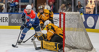 Frederik Cabana (links, hier gegen Füssen) muss eine Zwangspause einlegen.