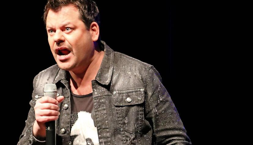Schwarzes Panda-T-Shirt und eine dunkle, glitzernde Jeans-Jacke: So fegt Ingo Appelt mit gewohnt bösartigem Humor über die Künzelsauer Stadthallen-Bühne.
Foto: Tamara Ludwig Schwarzes Panda-T-Shirt und eine dunkle, glitzernde Jeans-Jacke: So fegt Ingo Appelt mit gewohnt bösartigem Humor über die Künzelsauer Stadthallen-Bühne.
Foto: Tamara Ludwig