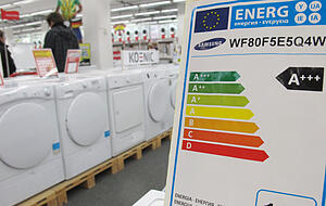 Ein Hinweisschild mit den bisherigen Energieeffizienzklassen steht in M&uuml;nchen in einem Grossmarkt f&uuml;r Elektroartikel. Vom 1. M&auml;rz an gibt es f&uuml;r bestimmte Elektroger&auml;te neue Energielabels. Foto: dpa