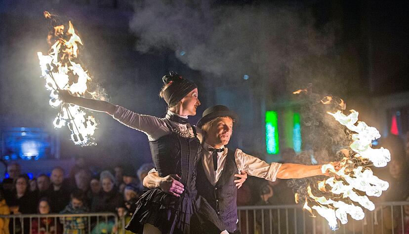 Jonglage mit Feuer: Seit 2018 gibt es in der Käthchenstadt den Lichterzauber. Im vorigen Jahr musste er wegen Corona pausieren.
Foto/Archiv: Berger Jonglage mit Feuer: Seit 2018 gibt es in der Käthchenstadt den Lichterzauber. Im vorigen Jahr musste er wegen Corona pausieren.
Foto/Archiv: Berger