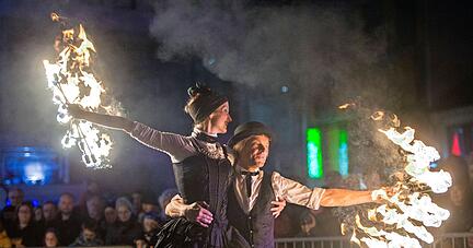 Jonglage mit Feuer: Seit 2018 gibt es in der Käthchenstadt den Lichterzauber. Im vorigen Jahr musste er wegen Corona pausieren.
Foto/Archiv: Berger