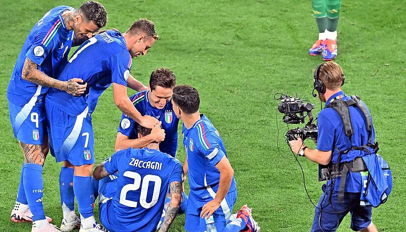 Italien hat das Achtelfinale gerade so erreicht und trifft dort auf die Schweiz. Italien hat das Achtelfinale gerade so erreicht und trifft dort auf die Schweiz.
