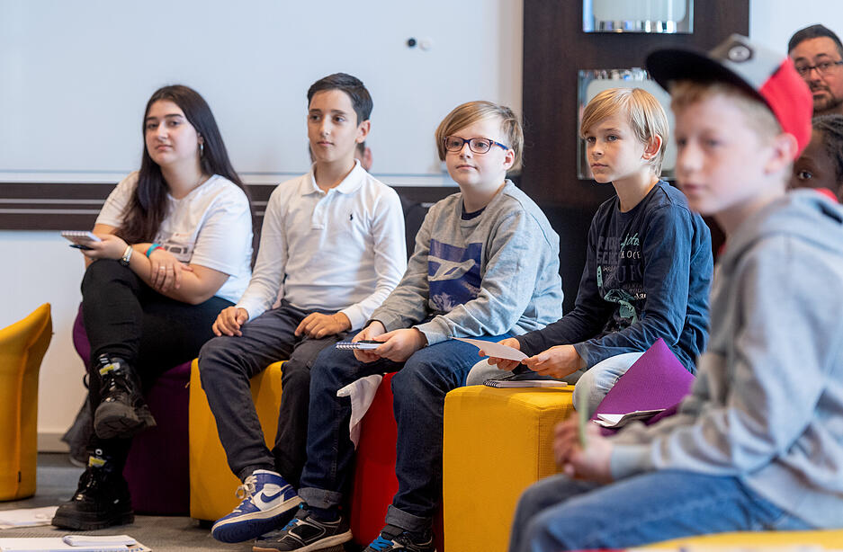Nachwuchs-Reporter entlocken DTM-Fahrern bei einer Kinder-Pressekonferenz im Neckarsulmer Audi-Forum ungewöhnliche Antworten. Nachwuchs-Reporter entlocken DTM-Fahrern bei einer Kinder-Pressekonferenz im Neckarsulmer Audi-Forum ungewöhnliche Antworten.