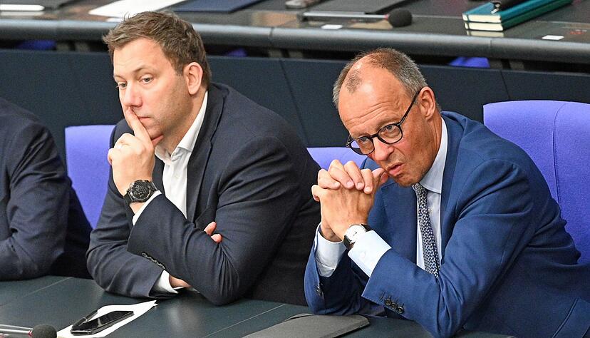 Bundeskanzler Friedrich Merz (CDU, l) hat SPD-Chef und Finanzminister Lars Klingbeil in der Frage von Steuererhöhungen klar widersprochen (Foto: Archiv).