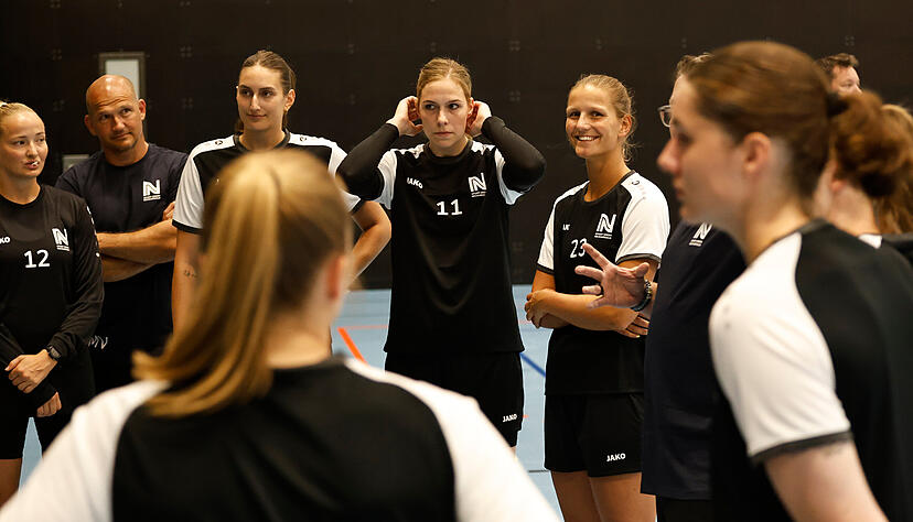 Halten, stets gut gelaunt und mit wachsamen Blicken, f&uuml;r den guten Zweck &minus; die Mannschaftsfahrt am Ende der Saison &minus; regelm&auml;&szlig;ig die Hand auf: Munia Smits und Annefleur Bruggeman (von rechts).