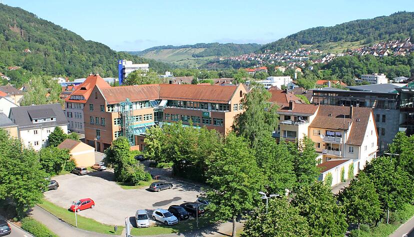 Vom Rathausturm bietet sich ein herrlicher Panoramablick auf K&uuml;nzelsau sowie die Umgebung. Die 15?500-Einwohner z&auml;hlende Kreisstadt ist von Bergen umgeben. Wohnraum im Zentrum ist daher eng begrenzt.